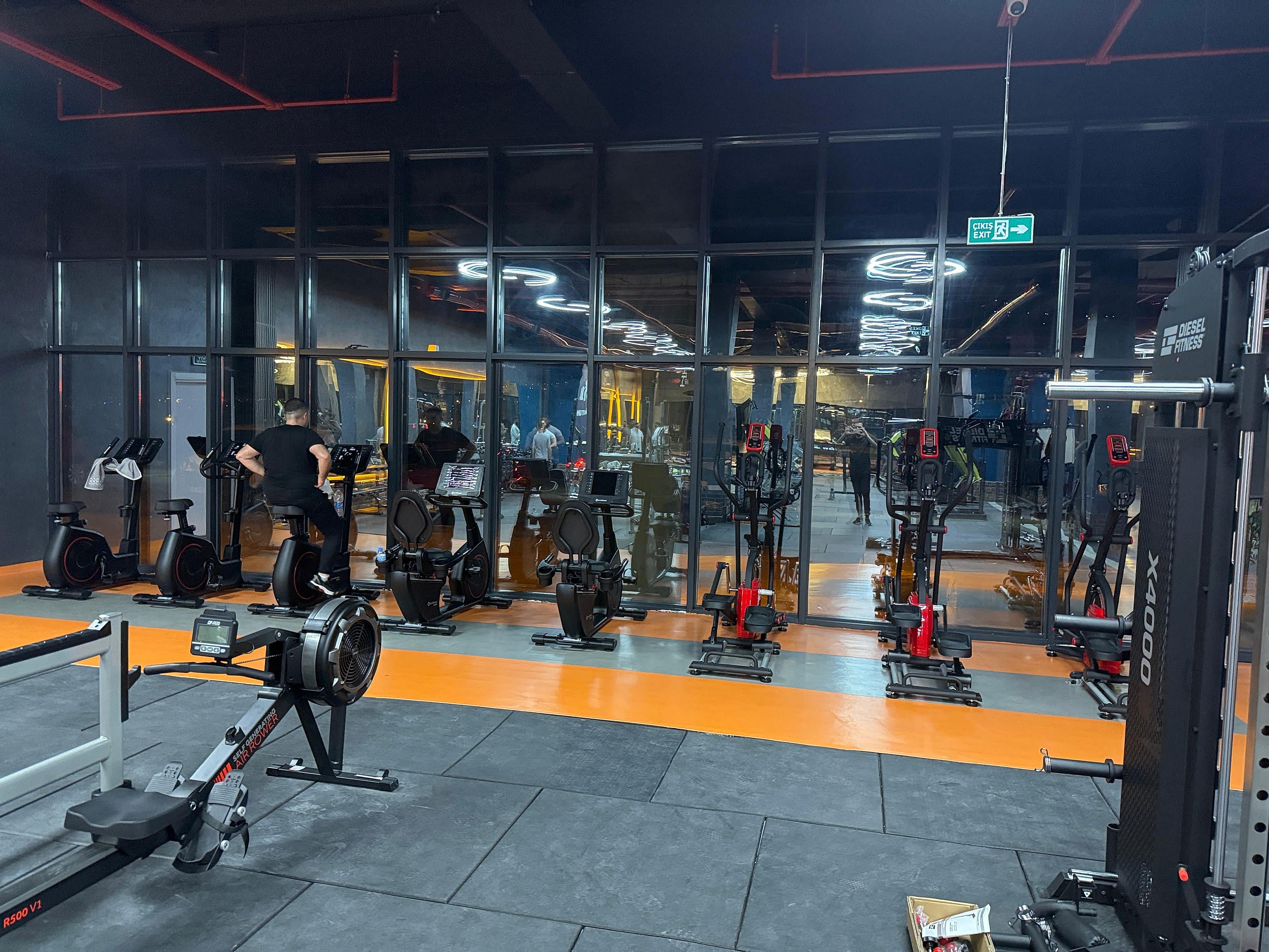 Momentum Premium Fitness Salon - Modern Ekipmanlar ve Premium Gym Alanı
